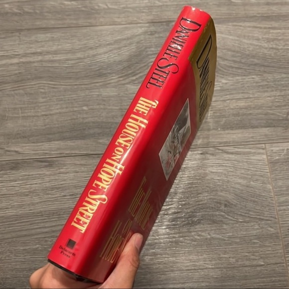 ⭐️3 for $15⭐️ Hardcover | The House On Hope Street by Danielle Steel - Picture 3 of 4